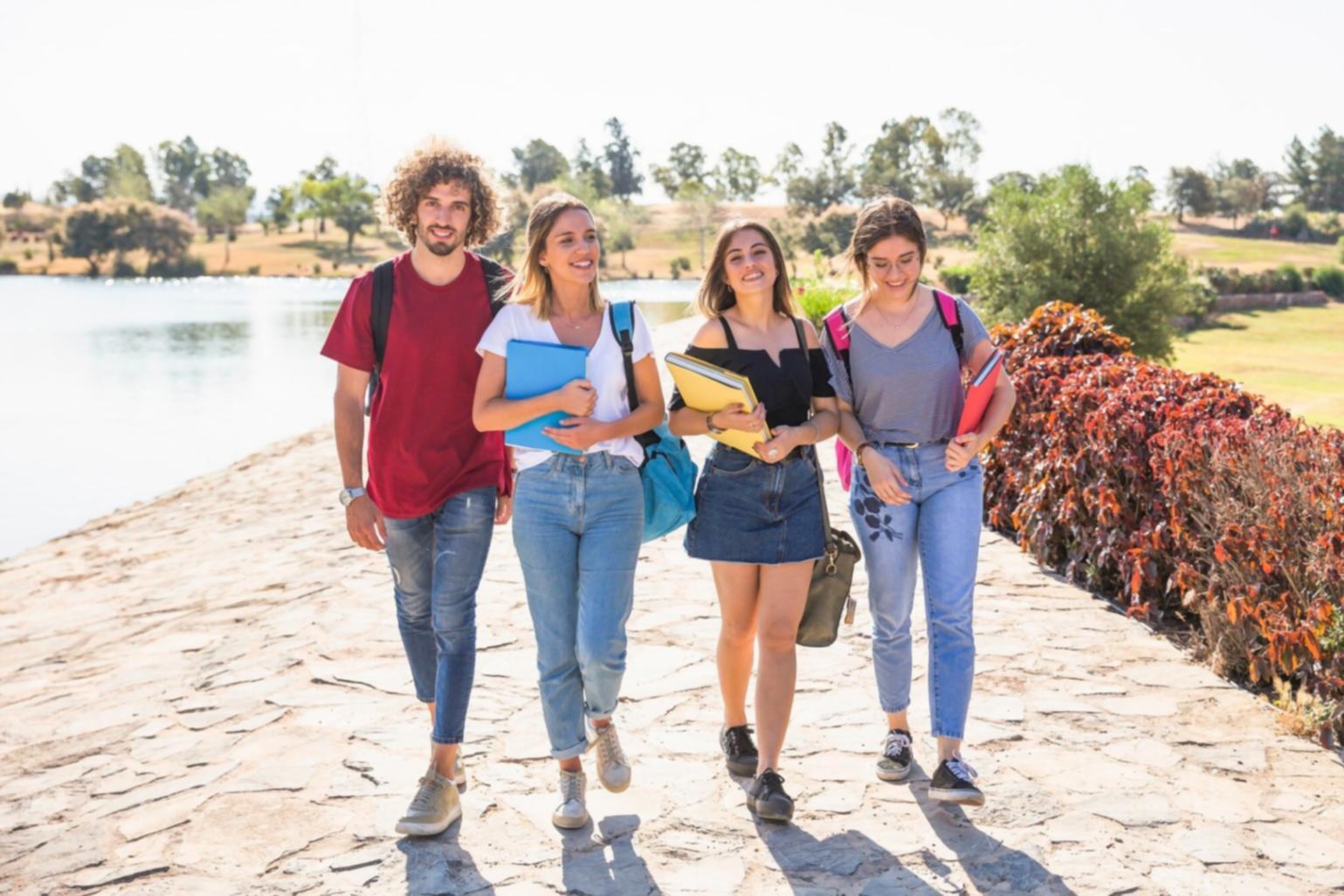 Команда работает над креативными проектами в современном офисе